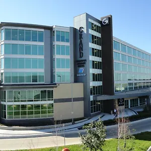 The Grand Airport By Lakeview Winnipeg